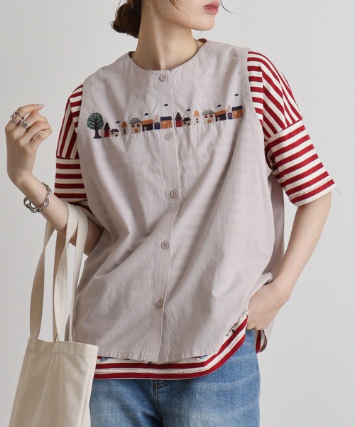 Emago(イマゴ)の「EMAGO 街刺繍ベスト(ベスト・レディース・ネイビー/グレー/ライトベージュ・FREE)」の2枚目の写真