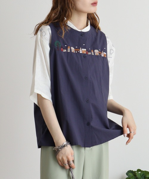 Emago(イマゴ)の「EMAGO 街刺繍ベスト(ベスト・レディース・ネイビー/グレー/ライトベージュ・FREE)」の10枚目の写真