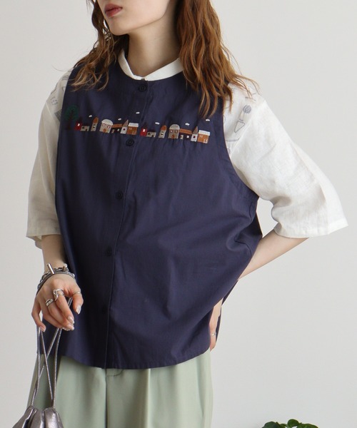 Emago(イマゴ)の「EMAGO 街刺繍ベスト(ベスト・レディース・ネイビー/グレー/ライトベージュ・FREE)」の9枚目の写真
