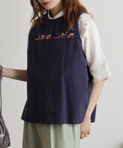Emago(イマゴ)の「EMAGO 街刺繍ベスト(ベスト・レディース・ネイビー/グレー/ライトベージュ・FREE)」の8枚目の写真