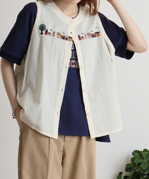 Emago(イマゴ)の「EMAGO 街刺繍ベスト(ベスト・レディース・ネイビー/グレー/ライトベージュ・FREE)」の13枚目の写真