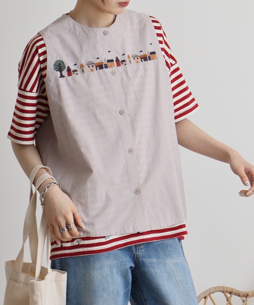 Emago(イマゴ)の「EMAGO 街刺繍ベスト(ベスト・レディース・ネイビー/グレー/ライトベージュ・FREE)」の17枚目の写真