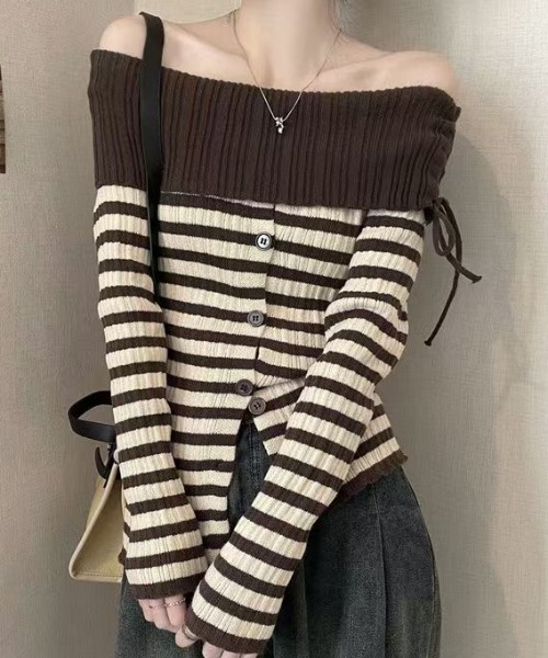AsheKsha(アシクシャ)の「オフショルダーストライブトップス(Tシャツ/カットソー・レディース・グレー/ブラック/モカ・F)」の7枚目の写真