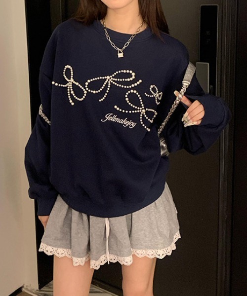 AsRiRe(アスリレイ)の「パールリボンデザイン 前刺繍スウェット(スウェット・レディース・ネイビー/レッド/ネイビー系/ライトグレー・M)」の1枚目の写真