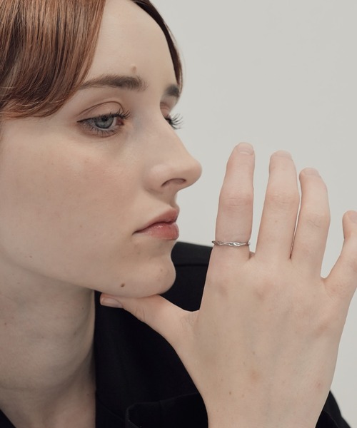 LENERA(レネラ)の「ツイスト デザインリング ウェーブ 華奢 ゴールド シルバー(リング・レディース・ゴールド/シルバー・12号)」の3枚目の写真