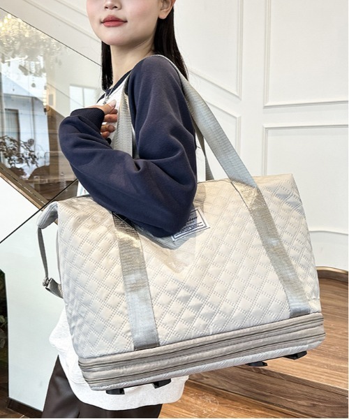 FREE STYLISTS(フリー スタイリスト)の「キルテキャスター付き ィングボストンバッグ 軽量 トラベルバッグ キャリーオン 3way(ショルダーバッグ・レディース・ネイビー/パープル/オフホワイト/ブルー/ブラック/ワイン/グレー・FREE)」の3枚目の写真