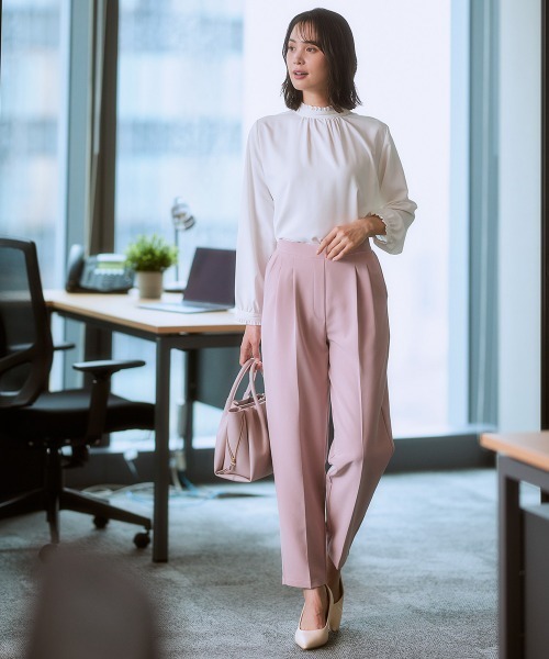 7days Life Styling（セブンデイズライフスタイリング）の「【UVカット/速乾】ストレッチパウダーサテン2WAYフリルネック長袖ブラウス（シャツ/ブラウス・レディース・グレイッシュベージュ/ブルー/オフホワイト/ネイビー・LL/L/M/S/6L/5L/4L/3L）」の12枚目の写真