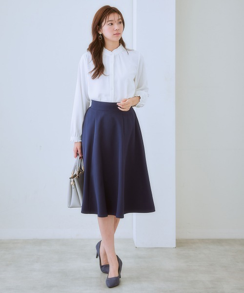 7days Life Styling（セブンデイズライフスタイリング）の「【UVカット/速乾】ストレッチパウダーサテン2WAYフリルネック長袖ブラウス（シャツ/ブラウス・レディース・グレイッシュベージュ/ブルー/オフホワイト/ネイビー・LL/L/M/S/6L/5L/4L/3L）」の13枚目の写真