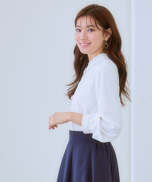 7days Life Styling（セブンデイズライフスタイリング）の「【UVカット/速乾】ストレッチパウダーサテン2WAYフリルネック長袖ブラウス（シャツ/ブラウス・レディース・グレイッシュベージュ/ブルー/オフホワイト/ネイビー・LL/L/M/S/6L/5L/4L/3L）」の14枚目の写真