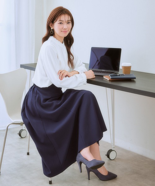 7days Life Styling（セブンデイズライフスタイリング）の「【UVカット/速乾】ストレッチパウダーサテン2WAYフリルネック長袖ブラウス（シャツ/ブラウス・レディース・グレイッシュベージュ/ブルー/オフホワイト/ネイビー・LL/L/M/S/6L/5L/4L/3L）」の15枚目の写真