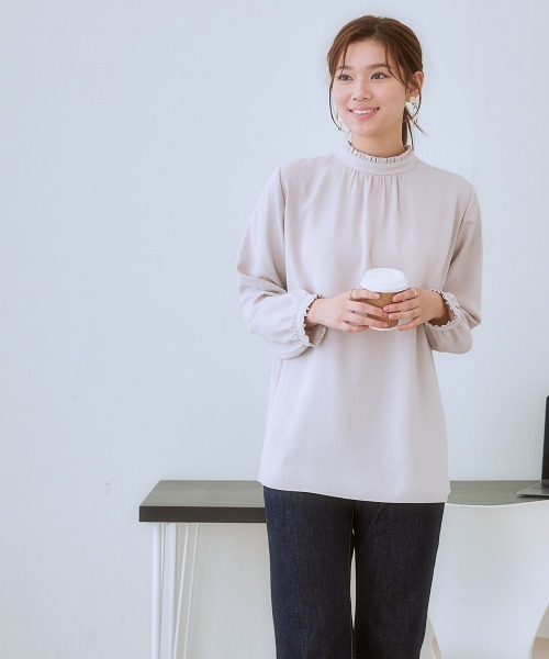 7days Life Styling（セブンデイズライフスタイリング）の「【UVカット/速乾】ストレッチパウダーサテン2WAYフリルネック長袖ブラウス（シャツ/ブラウス・レディース・グレイッシュベージュ/ブルー/オフホワイト/ネイビー・LL/L/M/S/6L/5L/4L/3L）」の16枚目の写真