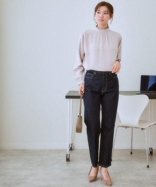 7days Life Styling（セブンデイズライフスタイリング）の「【UVカット/速乾】ストレッチパウダーサテン2WAYフリルネック長袖ブラウス（シャツ/ブラウス・レディース・グレイッシュベージュ/ブルー/オフホワイト/ネイビー・LL/L/M/S/6L/5L/4L/3L）」の17枚目の写真