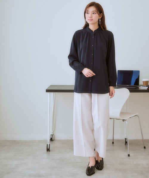 7days Life Styling（セブンデイズライフスタイリング）の「【UVカット/速乾】ストレッチパウダーサテン2WAYフリルネック長袖ブラウス（シャツ/ブラウス・レディース・グレイッシュベージュ/ブルー/オフホワイト/ネイビー・LL/L/M/S/6L/5L/4L/3L）」の18枚目の写真