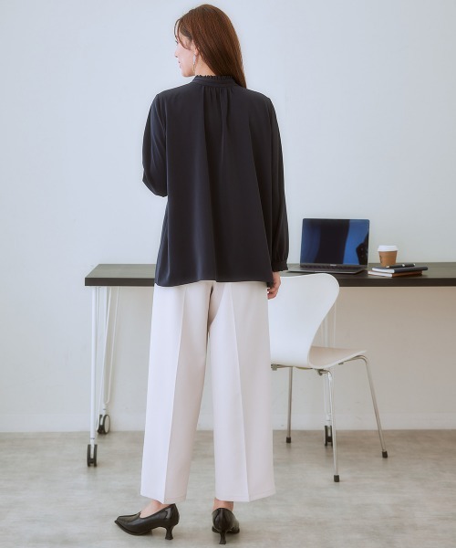 7days Life Styling（セブンデイズライフスタイリング）の「【UVカット/速乾】ストレッチパウダーサテン2WAYフリルネック長袖ブラウス（シャツ/ブラウス・レディース・グレイッシュベージュ/ブルー/オフホワイト/ネイビー・LL/L/M/S/6L/5L/4L/3L）」の19枚目の写真