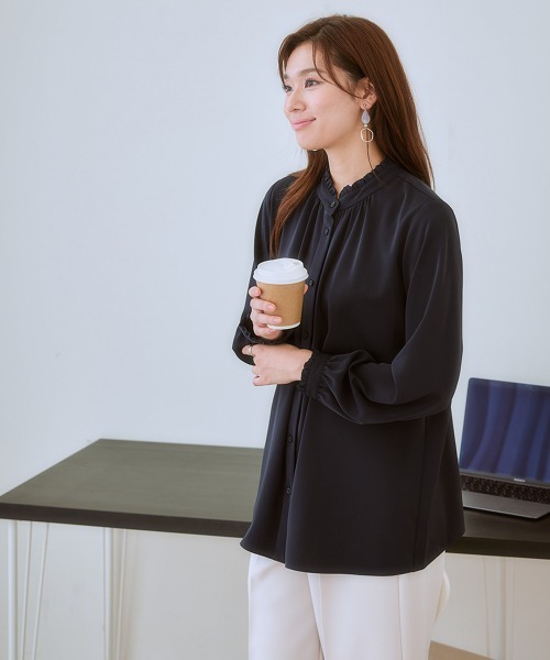 7days Life Styling（セブンデイズライフスタイリング）の「【UVカット/速乾】ストレッチパウダーサテン2WAYフリルネック長袖ブラウス（シャツ/ブラウス・レディース・グレイッシュベージュ/ブルー/オフホワイト/ネイビー・LL/L/M/S/6L/5L/4L/3L）」の20枚目の写真