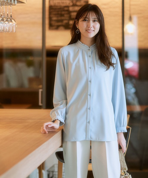 セール】ストレッチパウダーサテン2WAYフリルネックブラウス