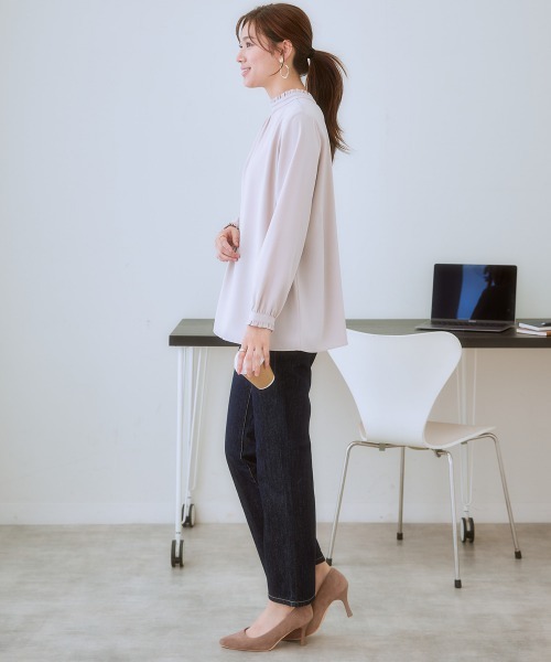7days Life Styling（セブンデイズライフスタイリング）の「【UVカット/速乾】ストレッチパウダーサテン2WAYフリルネック長袖ブラウス（シャツ/ブラウス・レディース・グレイッシュベージュ/ブルー/オフホワイト/ネイビー・LL/L/M/S/6L/5L/4L/3L）」の5枚目の写真