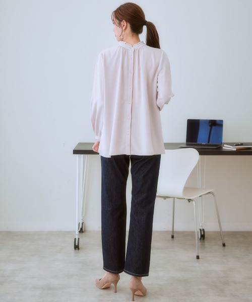 7days Life Styling（セブンデイズライフスタイリング）の「【UVカット/速乾】ストレッチパウダーサテン2WAYフリルネック長袖ブラウス（シャツ/ブラウス・レディース・グレイッシュベージュ/ブルー/オフホワイト/ネイビー・LL/L/M/S/6L/5L/4L/3L）」の6枚目の写真