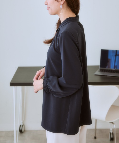 7days Life Styling（セブンデイズライフスタイリング）の「【UVカット/速乾】ストレッチパウダーサテン2WAYフリルネック長袖ブラウス（シャツ/ブラウス・レディース・グレイッシュベージュ/ブルー/オフホワイト/ネイビー・LL/L/M/S/6L/5L/4L/3L）」の8枚目の写真