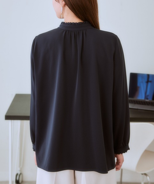 7days Life Styling（セブンデイズライフスタイリング）の「【UVカット/速乾】ストレッチパウダーサテン2WAYフリルネック長袖ブラウス（シャツ/ブラウス・レディース・グレイッシュベージュ/ブルー/オフホワイト/ネイビー・LL/L/M/S/6L/5L/4L/3L）」の9枚目の写真