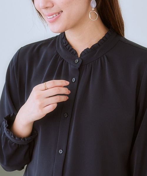 7days Life Styling（セブンデイズライフスタイリング）の「【UVカット/速乾】ストレッチパウダーサテン2WAYフリルネック長袖ブラウス（シャツ/ブラウス・レディース・グレイッシュベージュ/ブルー/オフホワイト/ネイビー・LL/L/M/S/6L/5L/4L/3L）」の10枚目の写真