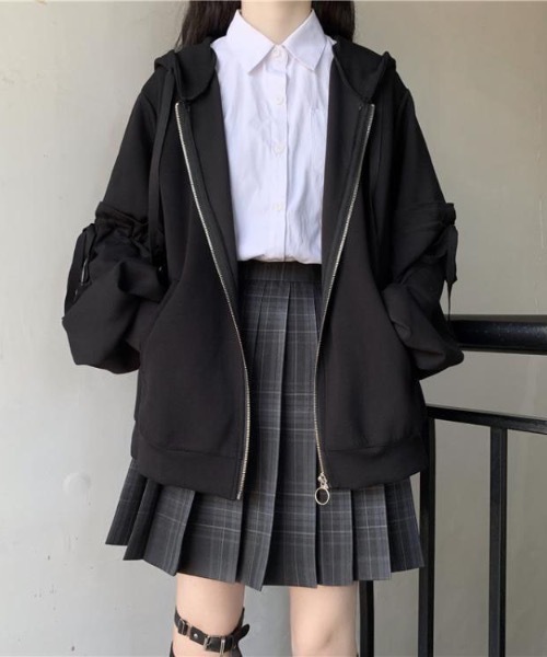 lilful(リルフル)の「リボンボリューム袖ジップパーカー(パーカー・レディース・グレー/ブラック・M/L)」の2枚目の写真