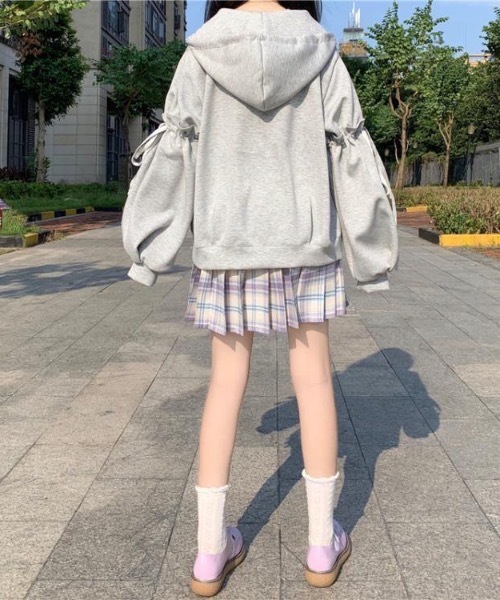 lilful(リルフル)の「リボンボリューム袖ジップパーカー(パーカー・レディース・グレー/ブラック・M/L)」の8枚目の写真