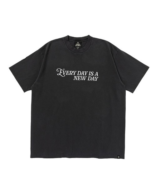 MAGIC NUMBER(マジック ナンバー)の「【MAGIC NUMBER】 EVERY DAY T-SHIRT エブリデイティーシャツ(Tシャツ/カットソー・メンズ・ブラック/イエロー/ネイビー/グリーン・MEDIUM/LARGE/X-LARGE)」の2枚目の写真