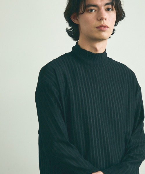 Shoowtime(ショウタイム)の「Striped Design Mock Neck Long Sleeve T-Shirt / ストライプデザインモックネックロングスリーブTシャツ(Tシャツ/カットソー・メンズ・ブラック/ホワイト・MEDIUM/LARGE/X-LARGE)」の1枚目の写真