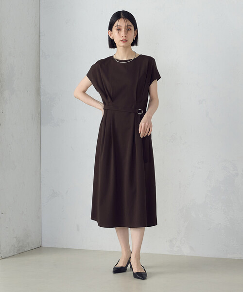 COMME CA ISM(コムサイズム)の「【接触冷感・防汚機能】フレンチスリーブ タックワンピースベルト付(ワンピース・レディース・ブラック/ブラウン・MEDIUM/LARGE)」の7枚目の写真