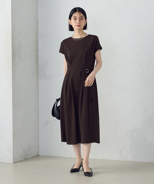 COMME CA ISM(コムサイズム)の「【接触冷感・防汚機能】フレンチスリーブ タックワンピースベルト付(ワンピース・レディース・ブラック/ブラウン・MEDIUM/LARGE)」の1枚目の写真