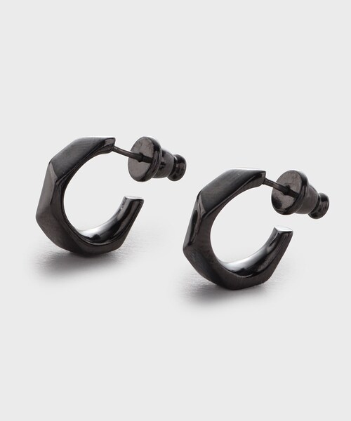 TAKEO KIKUCHI（タケオキクチ）の「ペンタゴンカットピアス（ピアス（両耳用）・メンズ・シルバー/スミクロ/ゴールド・00）」の2枚目の写真