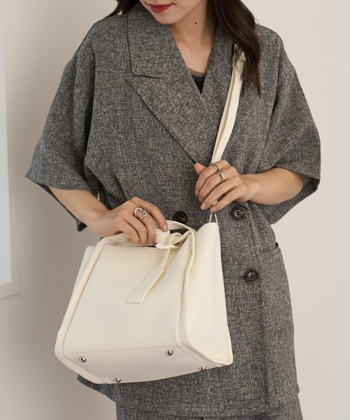 cache cache(カシュ カシュ)の「【cache cache】ミニショルダー付ソフトレザー 調ミニバッグ(ショルダーバッグ・レディース・キャメル/ライトグリーン/アイボリー/ブラック/ライトブルー/ネイビー/ダークグレー/ゴールド/ベージュ/オフホワイト/シルバー/ホワイト/ベージュ系その他2/ブラウン・FREE)」の2枚目の写真