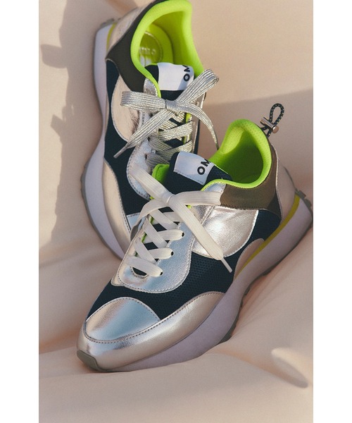 CIRCLE CUTTING METALLIC SNEAKERS