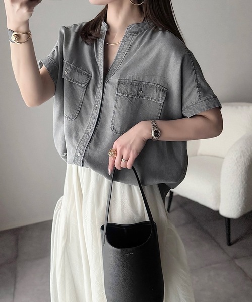 GOLD釦キーネックデニムシャツ Emma Taylor│STYLEDOOR スタイルドア