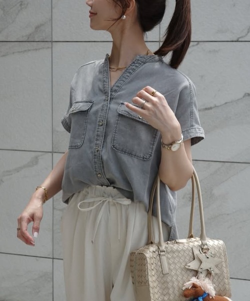 GOLD釦キーネックデニムシャツ Emma Taylor│STYLEDOOR スタイルドア