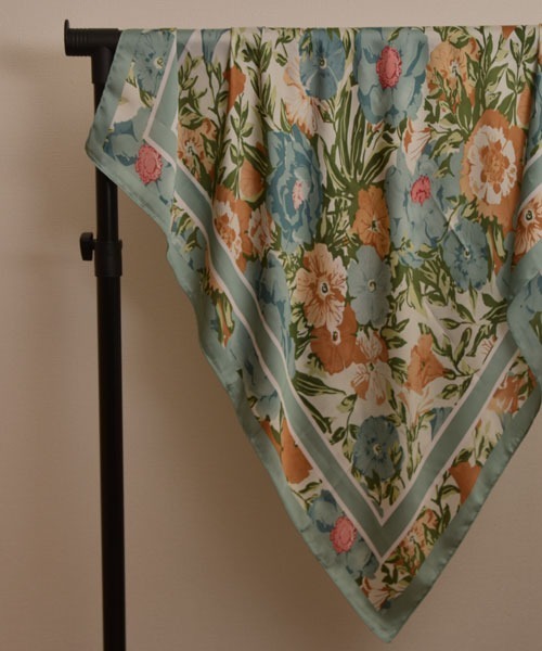 TONE SELECT GOODS（トーンセレクトグッズ）の「【resonance】花柄  シンプル シルクタッチ 大判スカーフ【マルチウェイ】（バンダナ/スカーフ・レディース・ピンク系/ブラック系/グリーン系・FREE）」の2枚目の写真