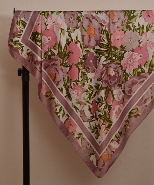 TONE SELECT GOODS（トーンセレクトグッズ）の「【resonance】花柄  シンプル シルクタッチ 大判スカーフ【マルチウェイ】（バンダナ/スカーフ・レディース・ピンク系/ブラック系/グリーン系・FREE）」の3枚目の写真