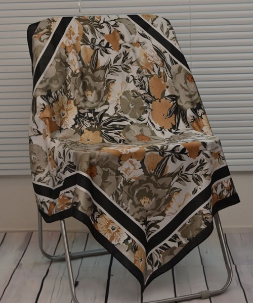 TONE SELECT GOODS（トーンセレクトグッズ）の「【resonance】花柄  シンプル シルクタッチ 大判スカーフ【マルチウェイ】（バンダナ/スカーフ・レディース・ピンク系/ブラック系/グリーン系・FREE）」の5枚目の写真