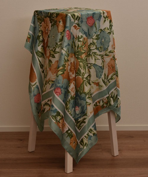 TONE SELECT GOODS（トーンセレクトグッズ）の「【resonance】花柄  シンプル シルクタッチ 大判スカーフ【マルチウェイ】（バンダナ/スカーフ・レディース・ピンク系/ブラック系/グリーン系・FREE）」の6枚目の写真