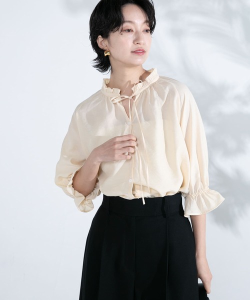 URBAN RESEARCH ROSSO WOMEN（アーバンリサーチ　ロッソ）の「クールタッチセミシアーフリルブラウス（シャツ/ブラウス・レディース・ブラック/オフホワイト/イエロー・FREE）」の4枚目の写真