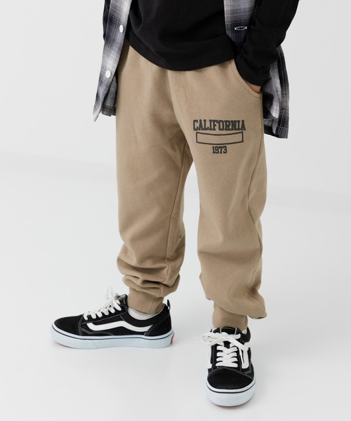 chil2（チルツー）の「綿100% 裏毛ロゴスウェットパンツ（スウェットパンツ・キッズ・グレー/ブラック/ベージュ/ネイビー・90cm/110cm/100cm/120cm/150cm/130cm/140cm）」の3枚目の写真