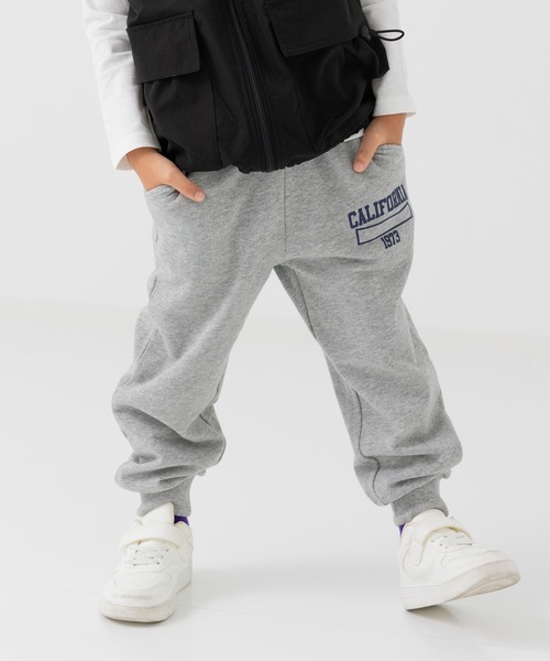chil2（チルツー）の「綿100% 裏毛ロゴスウェットパンツ（スウェットパンツ・キッズ・グレー/ブラック/ベージュ/ネイビー・90cm/110cm/100cm/120cm/150cm/130cm/140cm）」の2枚目の写真