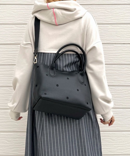 Q(キュー)の「牛革ドット2wayトート(トートバッグ・レディース・ブラック/シルバー・ONE SIZE)」の12枚目の写真