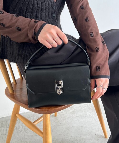 CAPRICIEUX LE'MAGE（カプリシューレマージュ）の「2ルームフラップバッグ（ショルダーバッグ・レディース・ブラック/ブラウン・FREE）」の3枚目の写真