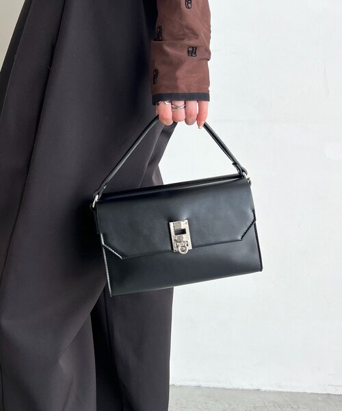 CAPRICIEUX LE'MAGE（カプリシューレマージュ）の「2ルームフラップバッグ（ショルダーバッグ・レディース・ブラック/ブラウン・FREE）」の5枚目の写真