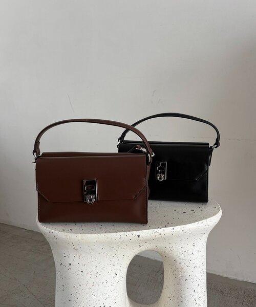 CAPRICIEUX LE'MAGE（カプリシューレマージュ）の「2ルームフラップバッグ（ショルダーバッグ・レディース・ブラック/ブラウン・FREE）」の6枚目の写真