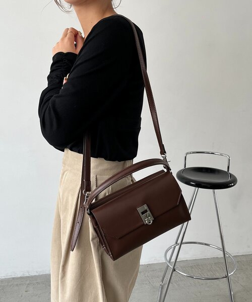 CAPRICIEUX LE'MAGE（カプリシューレマージュ）の「2ルームフラップバッグ（ショルダーバッグ・レディース・ブラック/ブラウン・FREE）」の7枚目の写真