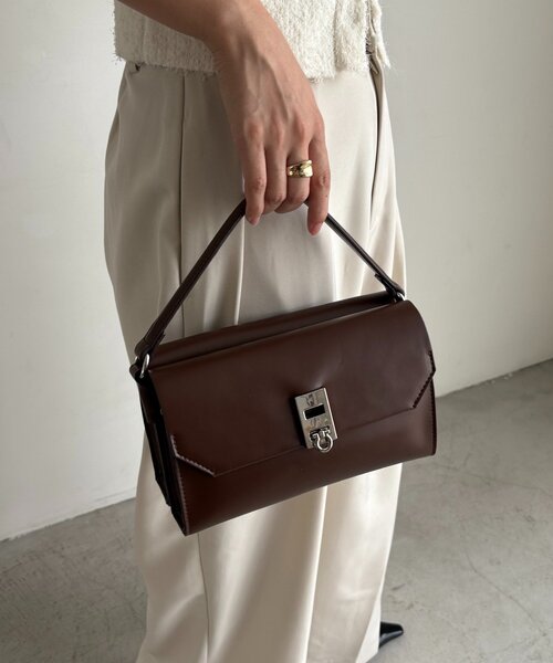 CAPRICIEUX LE'MAGE（カプリシューレマージュ）の「2ルームフラップバッグ（ショルダーバッグ・レディース・ブラック/ブラウン・FREE）」の9枚目の写真