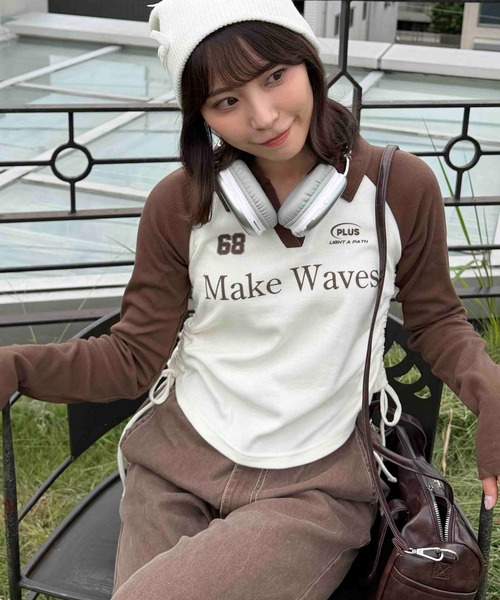 AS KNOW AS plus(アズノゥアズプラス)の「♪V衿ネック サイドリボン ロゴプルオーバー(Tシャツ/カットソー・レディース・ブラウン系/ブラック系/ネイビー系/カーキ系/ネイビー系1/ブラウン系1/グリーン系1・FREE)」の3枚目の写真